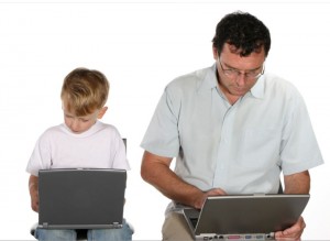 爸爸小孩各自玩電腦